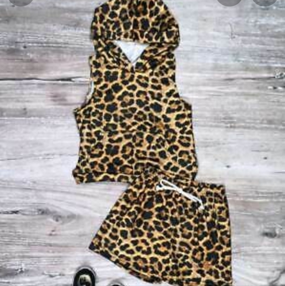 *PRICE DROP*
Leopard print sleeveless hoodie and shorts NWOT
